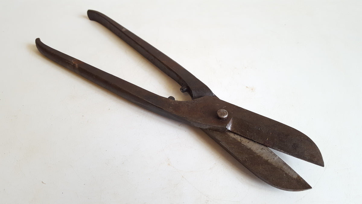 old vintage rusty heavy duty snips tin and metal cutting scissors for  straight cut and wire cut. iisolated on a transparent background Stock  Photo