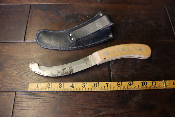 Parachute Knife. Good condition with well tended edges and beech handles. Not branded.  Good leather sheath. 46193