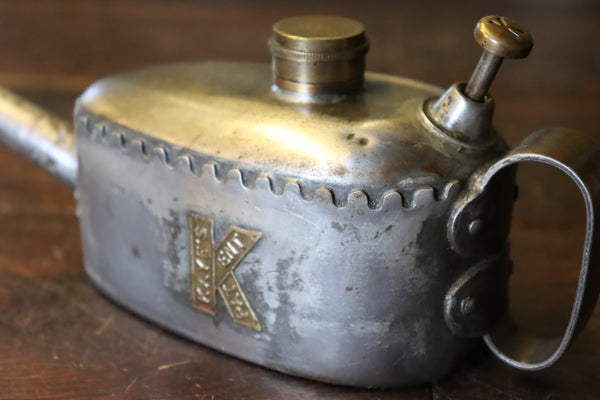 Kayes 1/2 pint Oiler. Beautiful K branding on side and on oiler button. Screw top lid with good seal. Wonderful oiler with castellated joins at top and nozzle. Very good condition. 46195