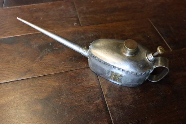 Kayes 1/2 pint Oiler. Beautiful K branding on side and on oiler button. Screw top lid with good seal. Wonderful oiler with castellated joins at top and nozzle. Very good condition. 46195