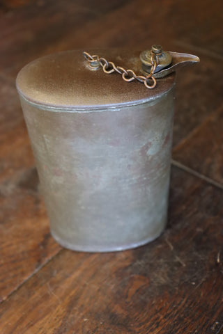 Vintage 1 pint oil can. In very good condition. Captive cap on chain and beuatiful short spout for topping up your oilers. 46198