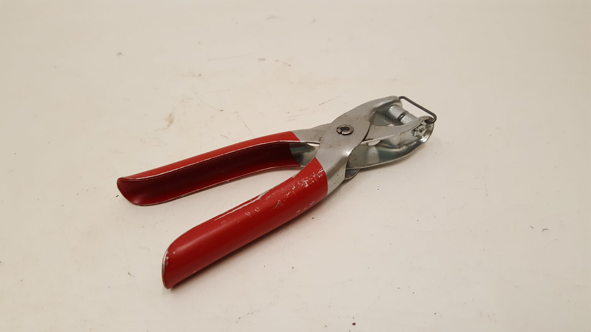 Small 5 1/2" Light Weight Hole Punch 36328