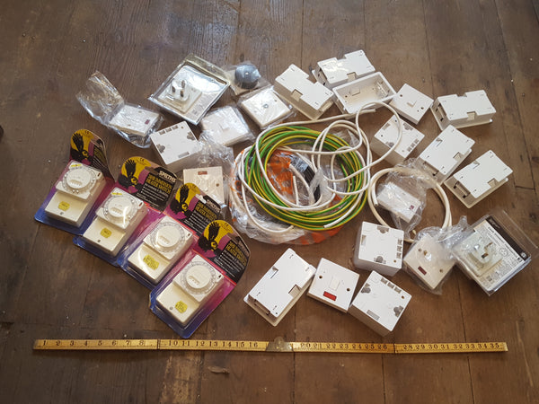 Mixed Job Lot of Electronic Bits Cables, Plugs 33299
