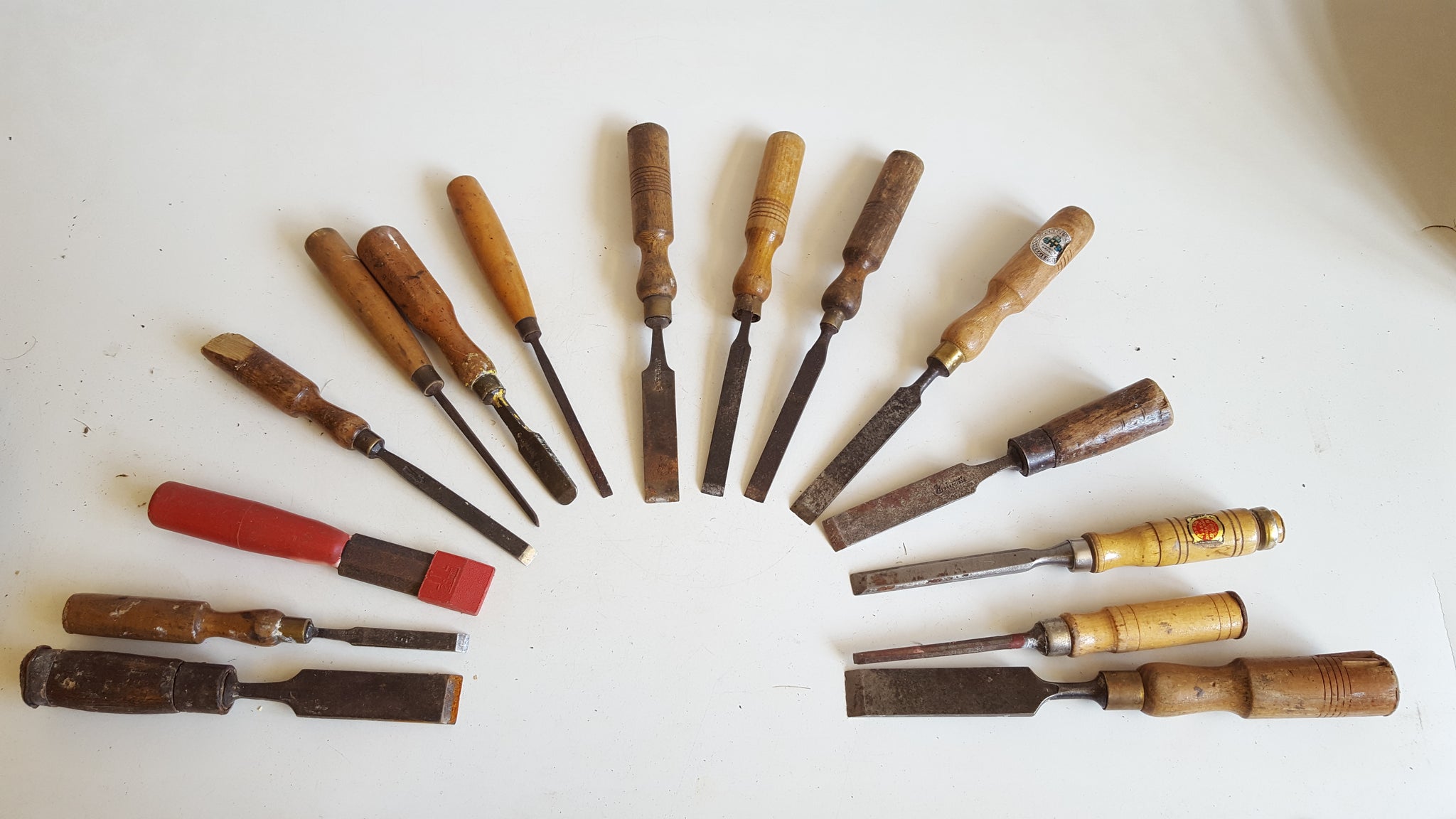 Mixed Lot of 15 Vintage Chisels Sold As Seen 39995